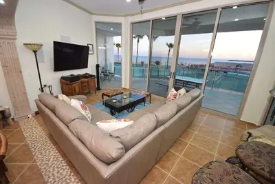 Image de Ground Floor 3 bed 3 bath Steps to Pool and Beach