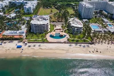 Image de Condo en bord de mer avec piscine pouvant accueillir 6 adultes