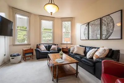 Image de Stunning Craftsman Home: Parlor, GameRoom, EventRoom, Big Kitchen-100% Walkable!