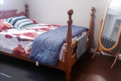 Image de 3 Bedroom basement unit with Free Parking, WiFi.