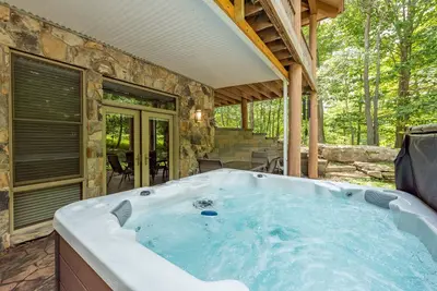 Image de Relax & Play at this Cozy Getaway w/ Hot Tub