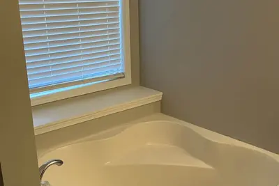 Image de 2 story home walking distance to six flags