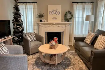 Image de Cute & Cozy Downtown Cottage - Biking, Burgers, & Trails nearby