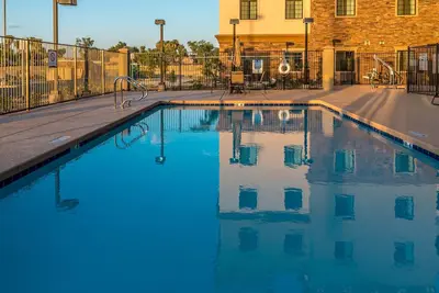 Image de 1 Bedroom | Heated Outdoor Pool + Free Breakfast