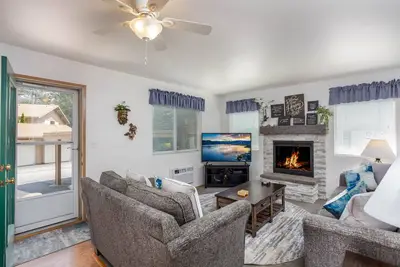 Walk to Downtown, Summer Air Conditioning and Free Parking, Pets, Grnd Flr