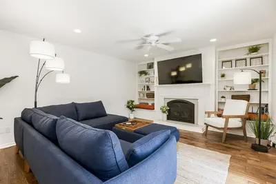 Image de Spacious Ranch with Movie Room, Ping Pong, Putting Green, and Private Yard