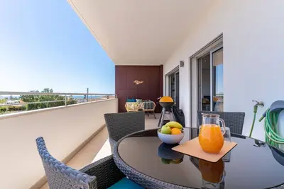 Image de Spacious Apartment with Sea View | Swimming Pool! by Lisbeyond