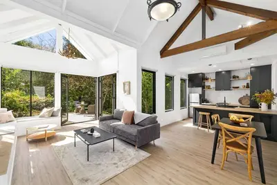 Image de Luxury Villa - simple stones throw from the lake