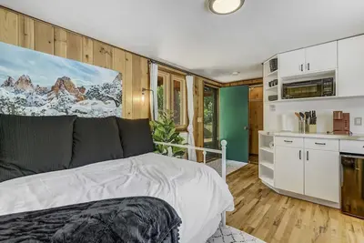 Image de Pikes Peak Stone Cottage | Hot Tub & Game Room