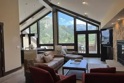 Image de Unique Lux Suite, Riverfrt Resort & Spa, Ski in out, Hot tub, Ski Valet, Rm Service
