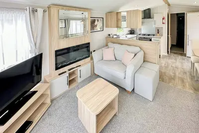 Image de 12ft-wide luxury caravan with one double with en suite shower and one twin.
