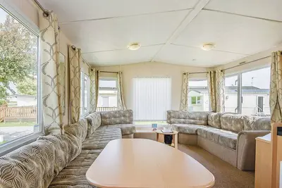 Image de Comfortable 12ft-wide caravan with one double and two twin.