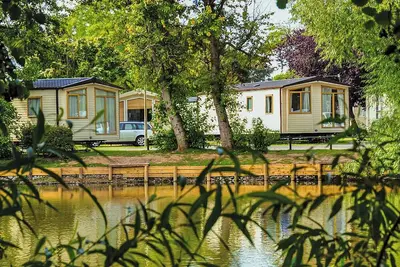 Image de Mid range 12ft-wide caravan with one double and one twin.