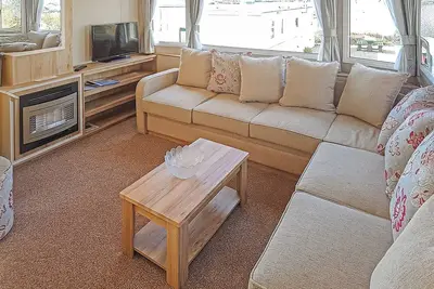 Image de Contemporary 12ft-wide caravan with one double and one twin.