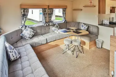 Image de Well presented 12ft-wide caravan with one double and one twin.