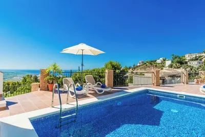 Image de Villa Estrella avec piscine privée chauffée et vue imprenable