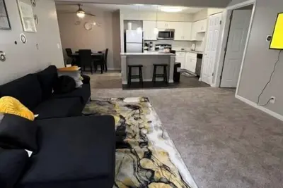 Image de Lovely 2-Bdrm unit with pool. Home away from home.