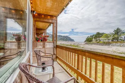 Image de Updated Ground-Level Creekside Condo has Proposal Rock & Ocean Views, 2 Baths!