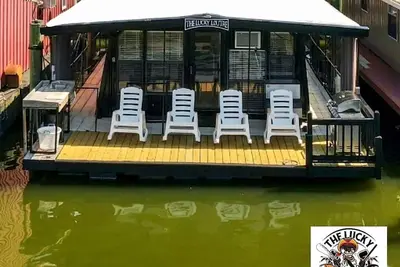 Image de The Lucky Loutre Houseboat located in Venice Marina