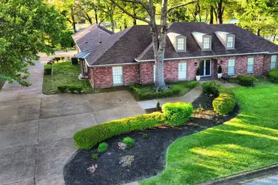 Image de Gorgeous golf course view from the Signature Hole #12 at Colonial Country Club.
