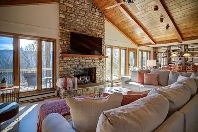 Image de Mtn Retreat with Fireplace, Views, and Large Porch