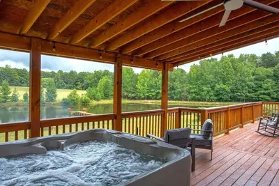 Image de Luxury Modern A-Frame Lodge on 25 Acres Lakeside Retreat & Hot Tub Oasis