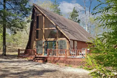 Image de A-Frame Cabin- Seasonal Hot tub, playset, dogs welcome! !