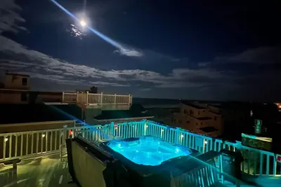 Image de 8+ Bedroom Home 3rd off Beach with Ocean & Bay View HotTub ++