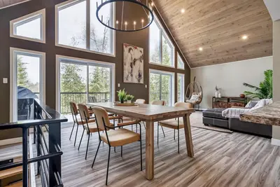 Image de Modern 4-season Lakefront Chalet with New Hot Tub & 4 Bedrooms: 1 hr from Ottawa