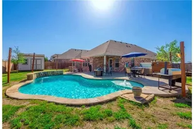 Image de Bright Stylish 3 Br Home w/ Pool & Hot Tub