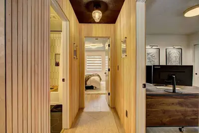 Image de Luxury ~ Remodeled ~ King bed ~ Outdoor space ~ 70\" Tv