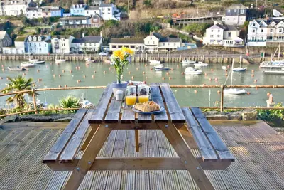 A bright and spacious three bedroom house with panoramic views over Looe.