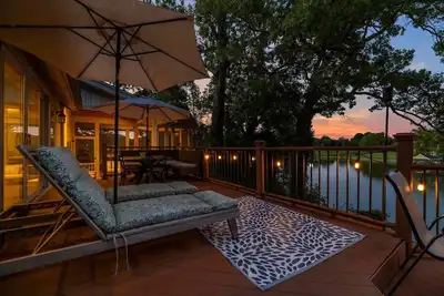 Image de Lakefront Getaway on Boone Lake – Sleeps 8+ • Hot Tub • Dock • Fire Pit • Kayaks