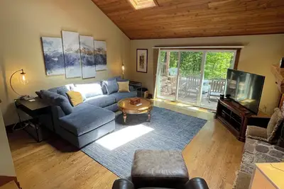 Image de Calm Creek Retreat - minutes from slopes, hot tub, large cozy family room!