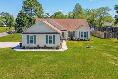 Image de Quaint, Cozy, Very Clean & Close to the Beach 3 bedroom home w/ sunroom & office