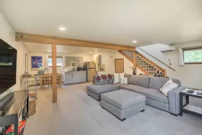 Image de Upscale Bend Barn w/ Deck - Close to Trails!