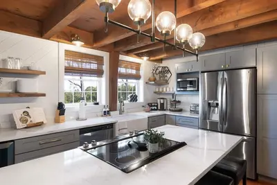 Image de New! 4-Bedroom Retreat with lake views & Hot Tub!