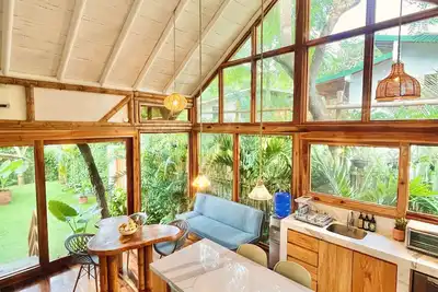 Image de Cozy cabin ★ pool & family-friendly green oasis★3 blocks to beach★heart of town