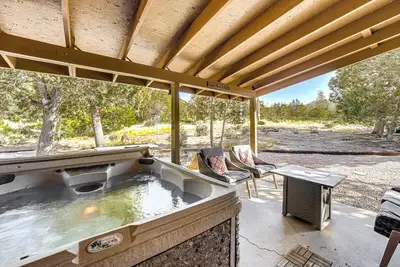 Image de Peaceful Strawberry Cabin: Fire Pit & Hot Tub