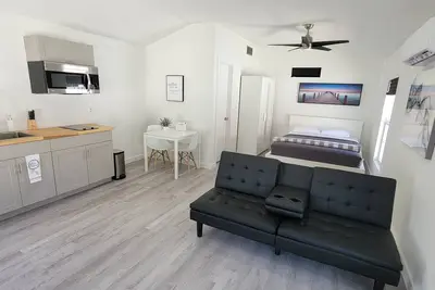Image de Modern & Stylish studio with private entry and parking.