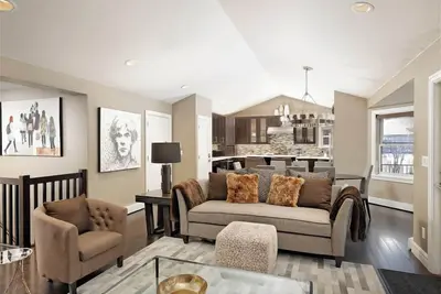 Image de 107 Park Avenue | Private Home in Aspen with Hot Tub, Pool Table, Yard, Designer Furnishings