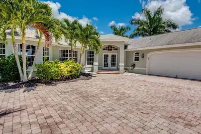 Image de A spacious 3-bedroom retreat in sunny Cape Coral.