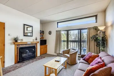 Image de Great open floor plan at the base of Killington. Wonderful outdoor pool and hot tub. Close to golf and hiking.