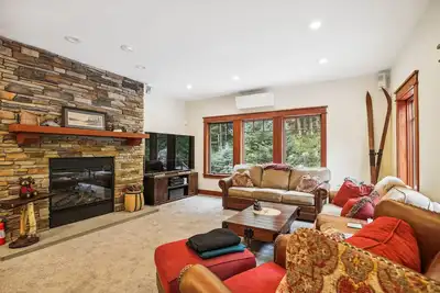 Image de Mountain Brook Lodge a spectacular house, A/C 6 miles from Killington Resort access to Pico Fitness Center and Pool The Killington golf course and Green Mountain National Golf Course are just a few minutes from this location.