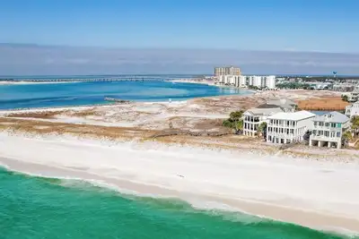Image de \"Pipe Dream\" Epic Destin Pointe Beachfront Home, Com Pool on Holiday Isle