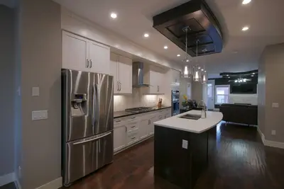 Image de 5 mins to city center! 1, 900 sq ft three bedroom modern home