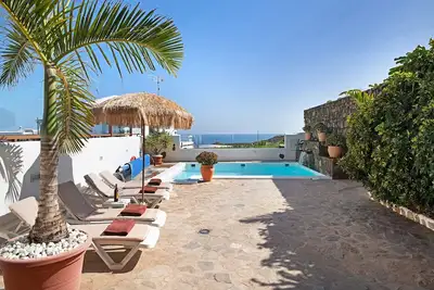 Image de Villa \"Casa Golondrina\" avec vue sur la mer, piscine privée et Wi-Fi.