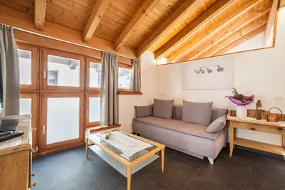 Image de Logement de vacances \"Ferienwohnung Burgeis\" avec balcon et vue sur les montagnes.