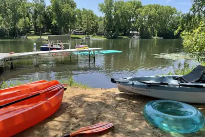 Image de Spacious cabin on tranquil lake with kayaking, fishing. Arcade games, pool table