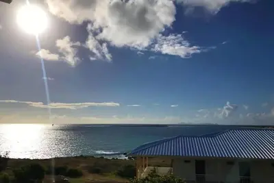 Image de Studio cosy avec vue mer